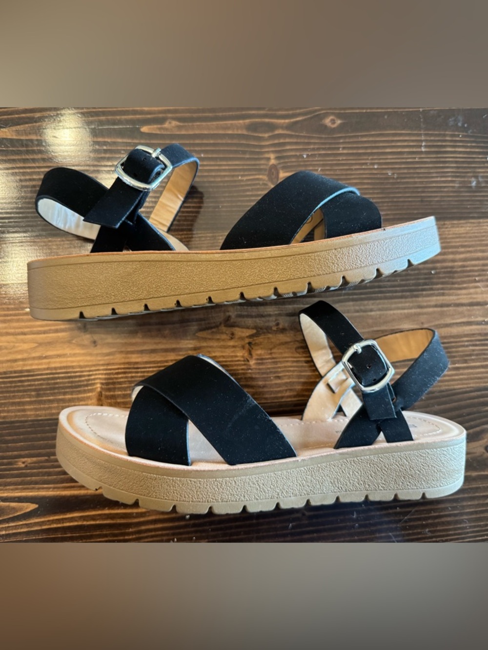 Solanz Women's Black Cross-Strap Platform Sandals with Buckle Size 6.5 EUC